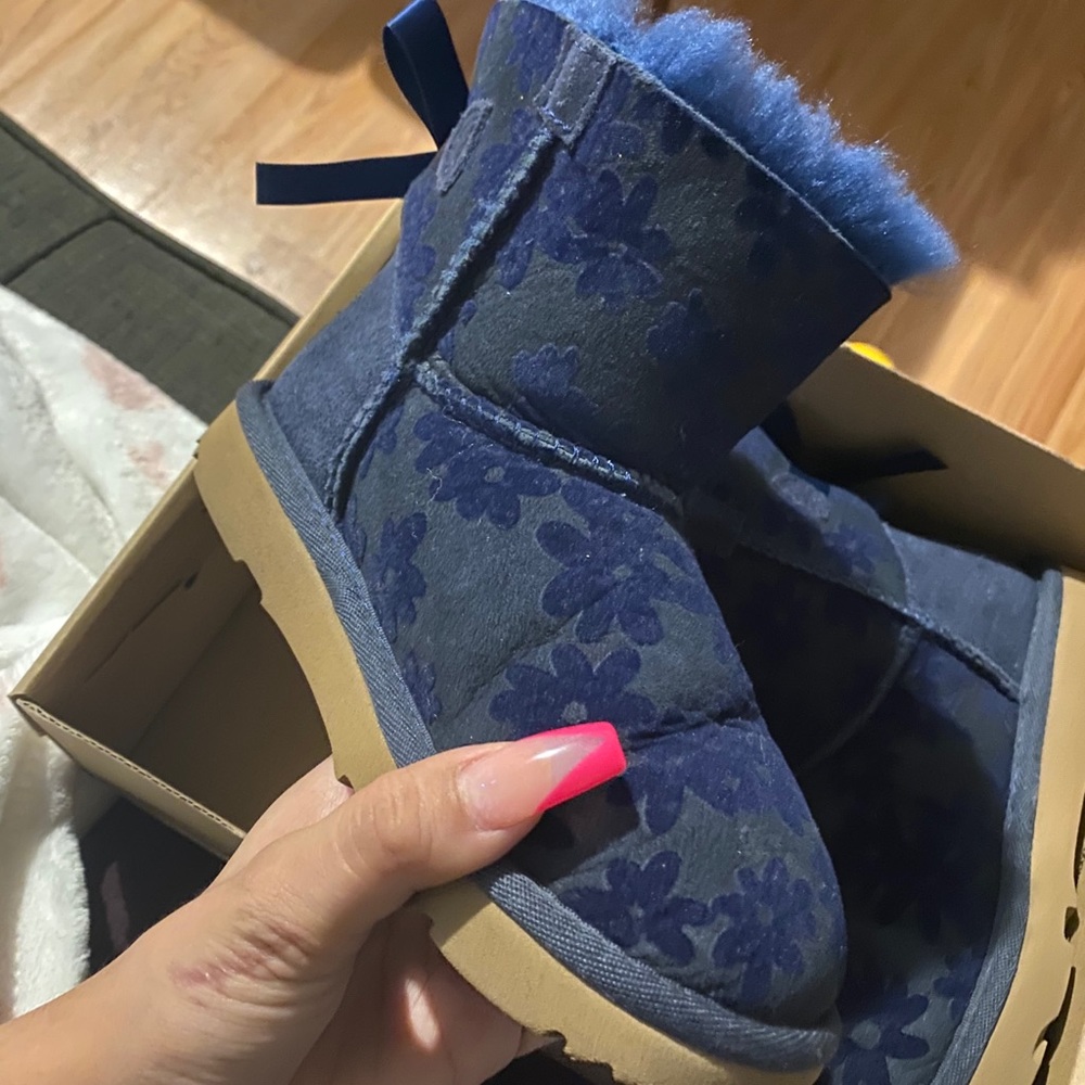 UGG kids flower boots - Picture 3 of 6